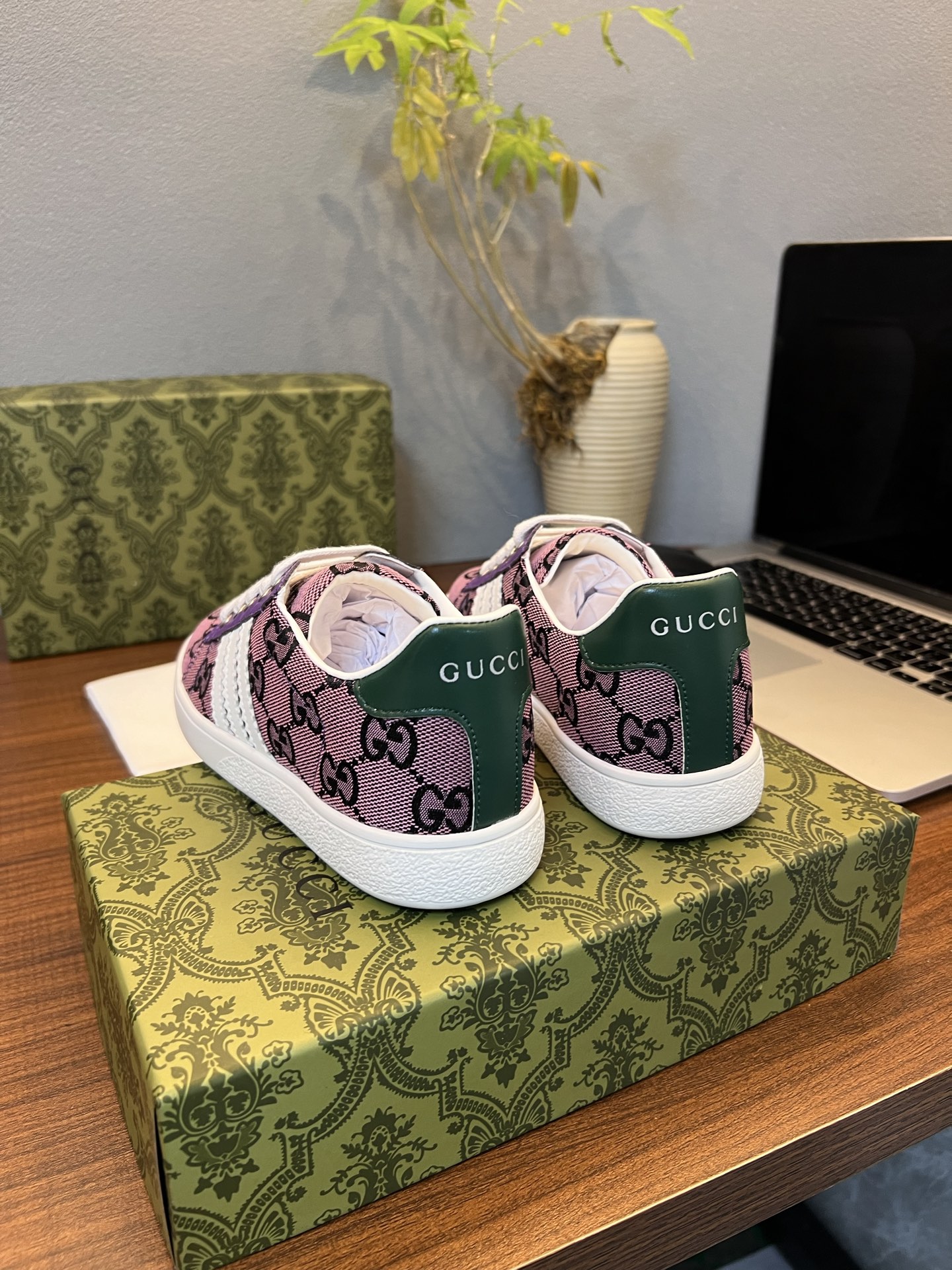 Children's shoes child